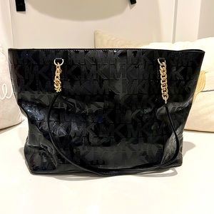 Tote bags are super hot!!!!